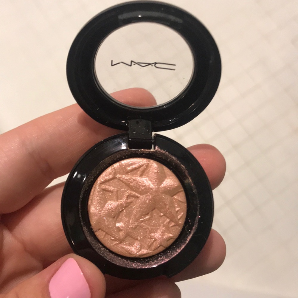 Delicate Drift MAC eyeshadow
